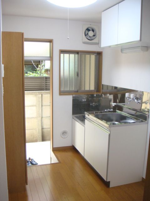 Kitchen. Two-necked gas stove installation Allowed