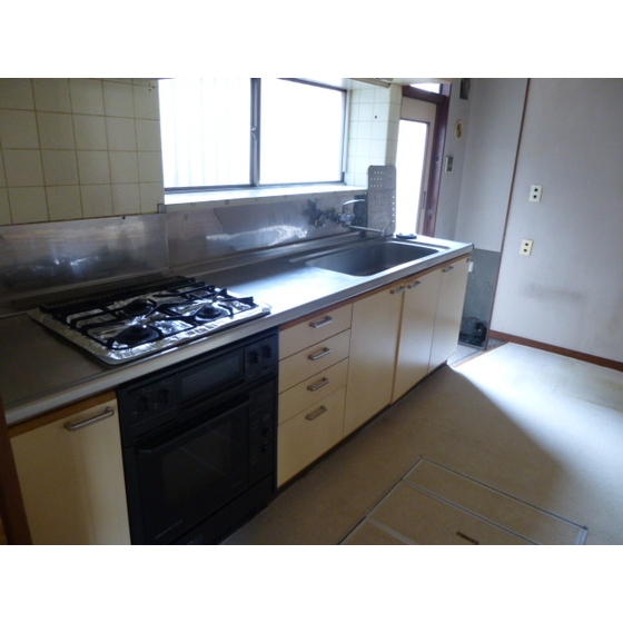 Kitchen. 3-neck gas stove