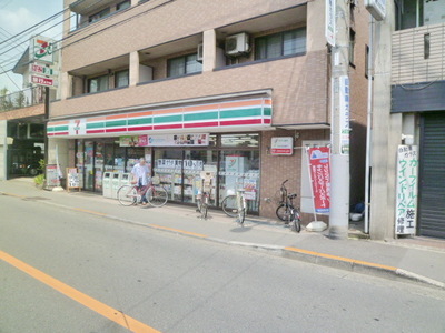 Convenience store. 250m to Seven-Eleven (convenience store)