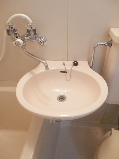 Bath. 3-point unit bus washbasin