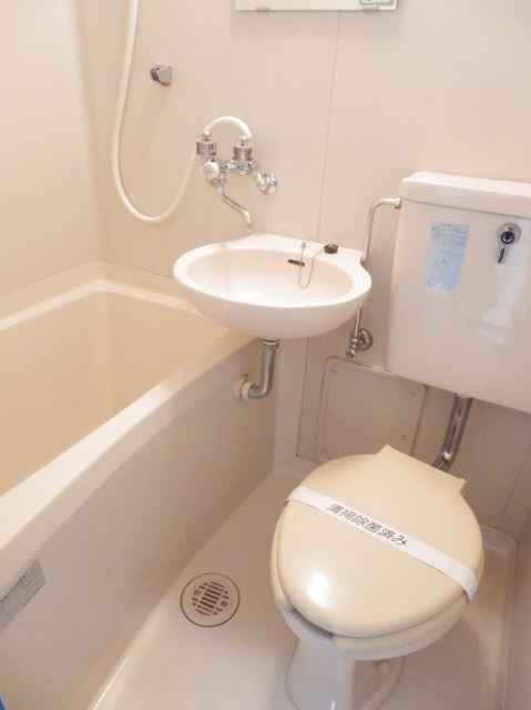 Bath. 3-point unit bus washbasin