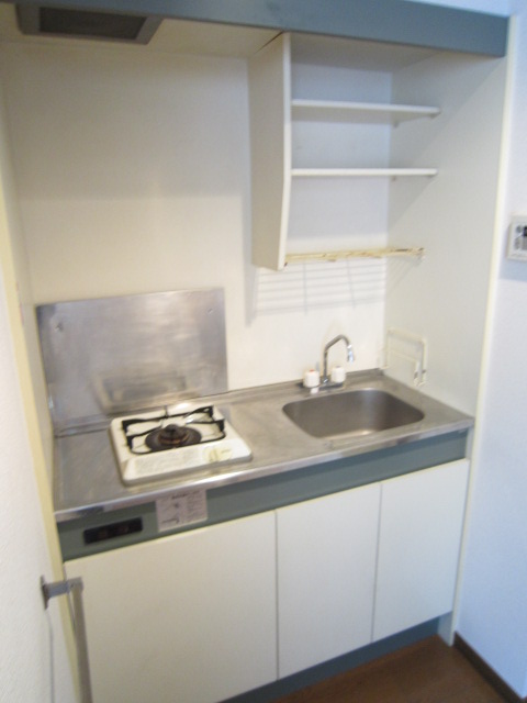 Kitchen. 1-neck with gas stove