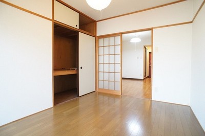 Living and room. Good bright room per yang ☆