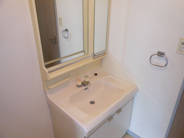 Washroom. Undressing space and independent washbasin