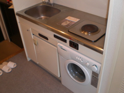 Kitchen. Mawasemasu washing machine while cooking