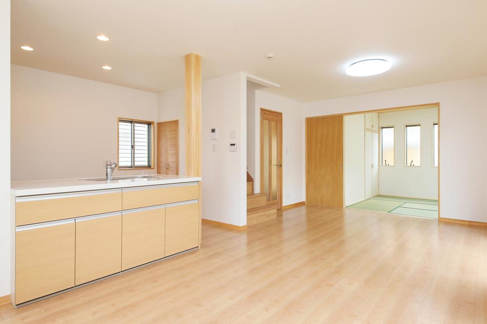 Same specifications photos (living). Families gather living, especially in the kitchen next to which we use the mind we established the solid wood of 5 cun angle of domestic cypress as a mainstay. Spacious kitchen surface ・ It Shimae lot both back has become the storage