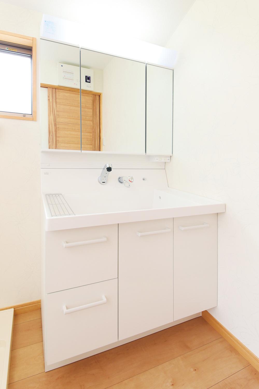 Building plan example (introspection photo). The vanity You are standard equipped with a three-sided mirror. Function that wife is happy, such as clean and easy to labor without drainage outlet and natural energy-saving Eco-handle has been enhanced