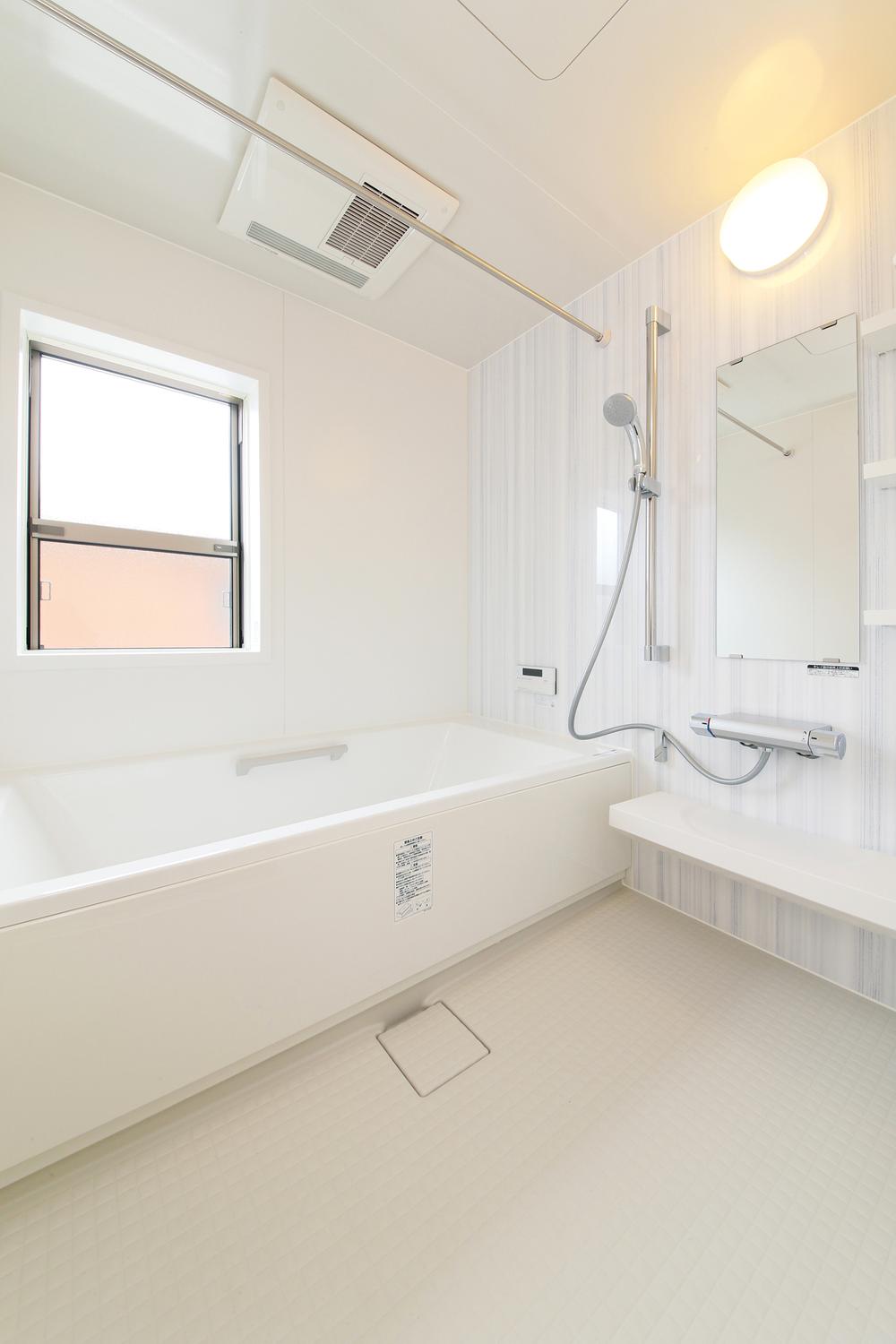 Same specifications photo (bathroom). Cleaning also Easy of Kururin poi you can bathe to be having to worry about the time in the different families of bathing time Samobasu ・ Clean bathtub ・ Kireidoa ・ Thermo is the floor etc .. nice feature packed