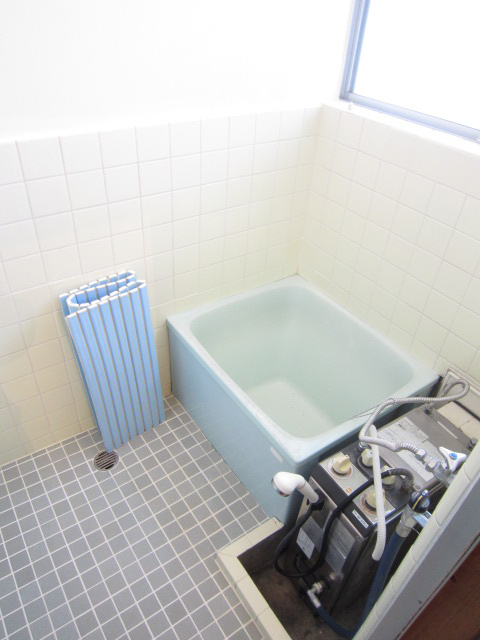 Bath. Bathroom with a window Allowed reheating