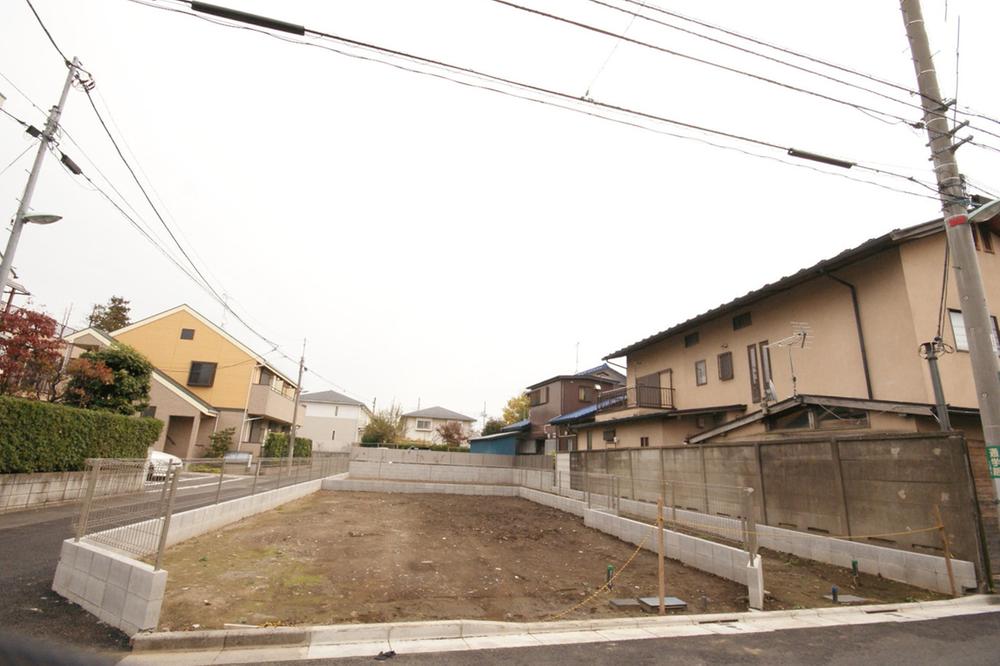 Local land photo. There is land for sale with a building conditions Mitaka City, Tokyo Shimorenjaku 1-chome. There can be building in the course Free Plan. Also there is good housing environment in the location within walking distance (23 minutes) to the Kichijoji Station. 