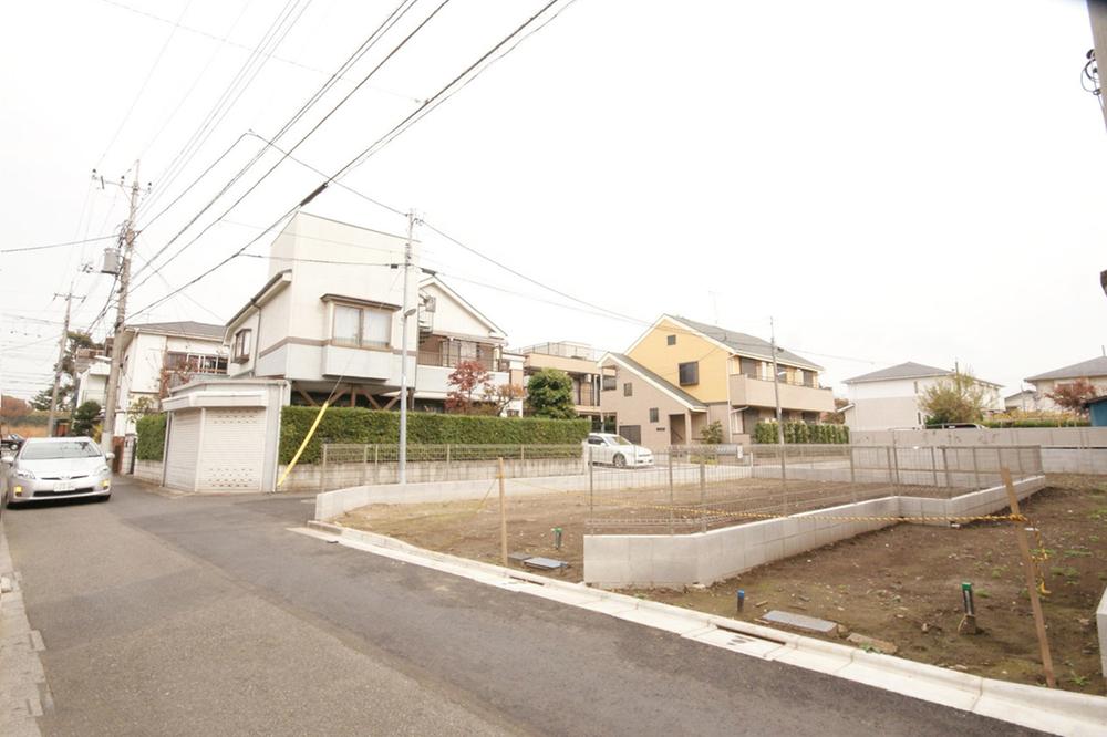 Local land photo. There a good location of the ventilation is in contact with the both sides of the road. There is about 29 square meters architecture possible land. 