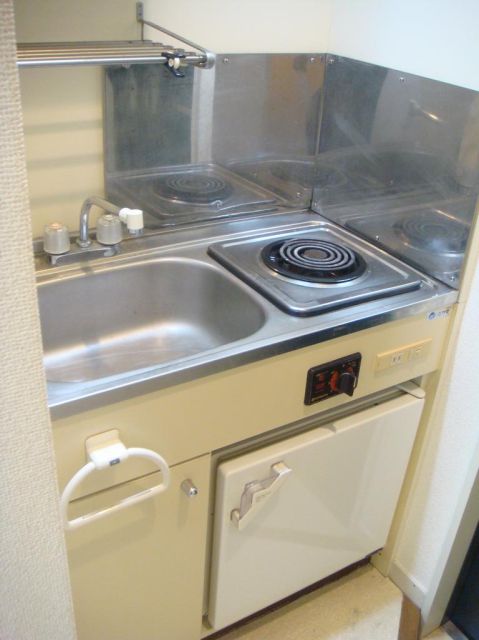 Kitchen. Comes with an electric stove (1-neck). 