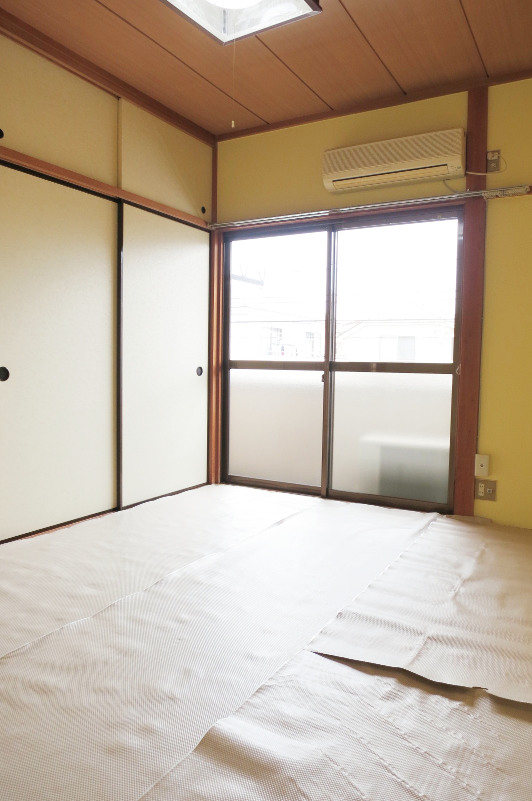 Living and room. You go out on the balcony from 6-mat Japanese-style sweep window