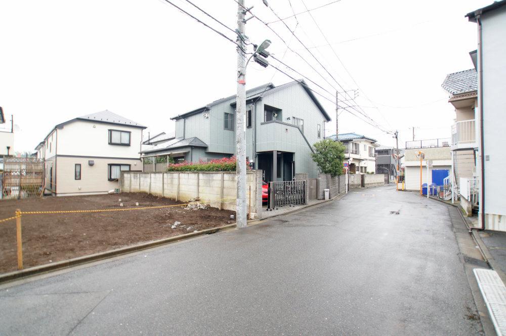 Local photos, including front road. 2 compartment both, Lighting will be secured from the south.