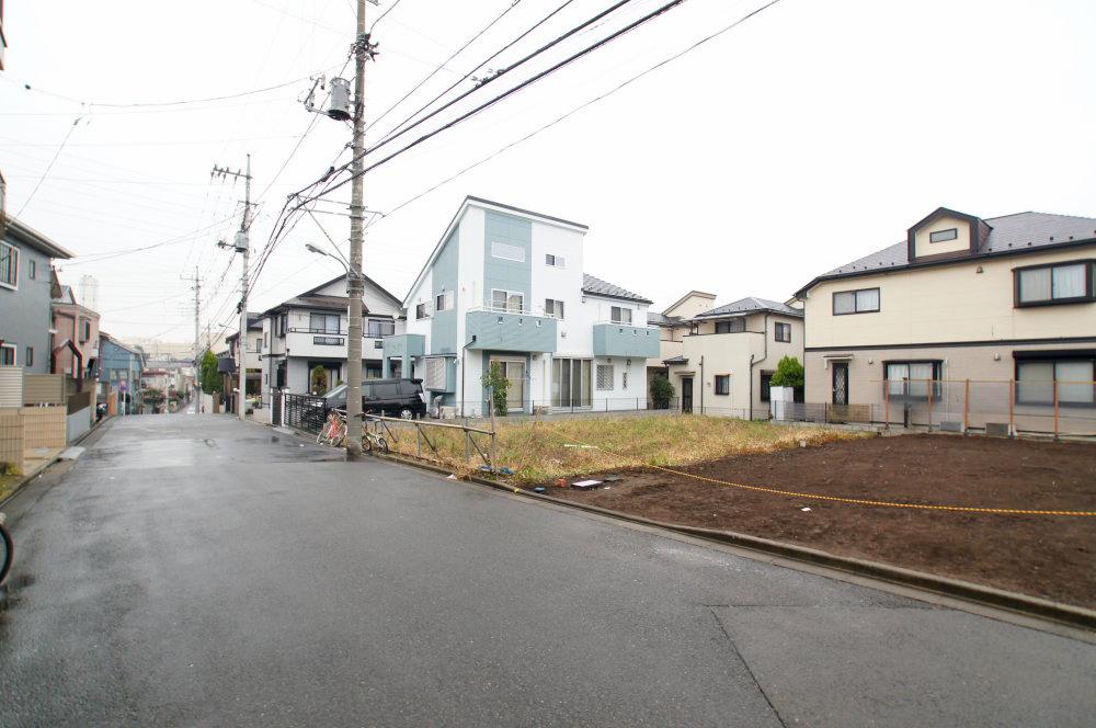 Local photos, including front road. Toward the north from the front south.