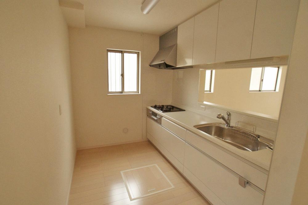 Same specifications photos (Other introspection). Popular face-to-face kitchen. The dishes you Hakadori without turn away behind. (Same construction cases)