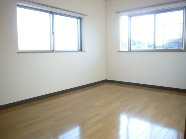 Living and room. Two-sided lighting of the bright rooms. Is the flooring of shiny