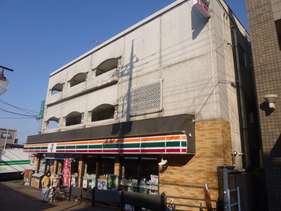 Convenience store. 250m to Seven-Eleven (convenience store)