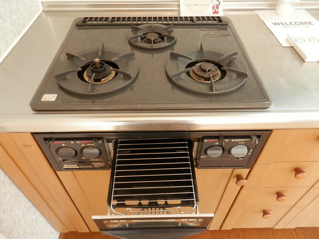 Kitchen.  ◆ 3-neck gas stove ・ Also with grill ◆