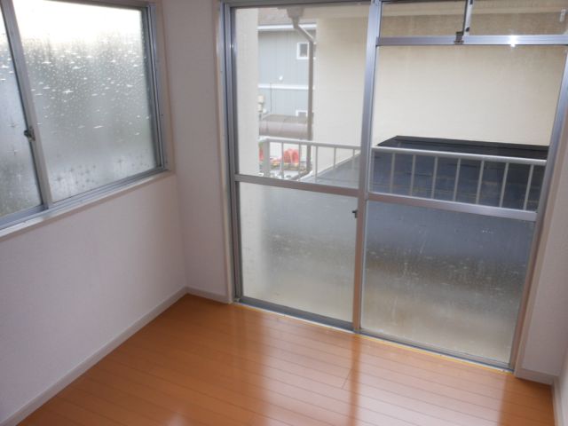 Living and room. Facing south ・ It is a bright room with two-sided lighting