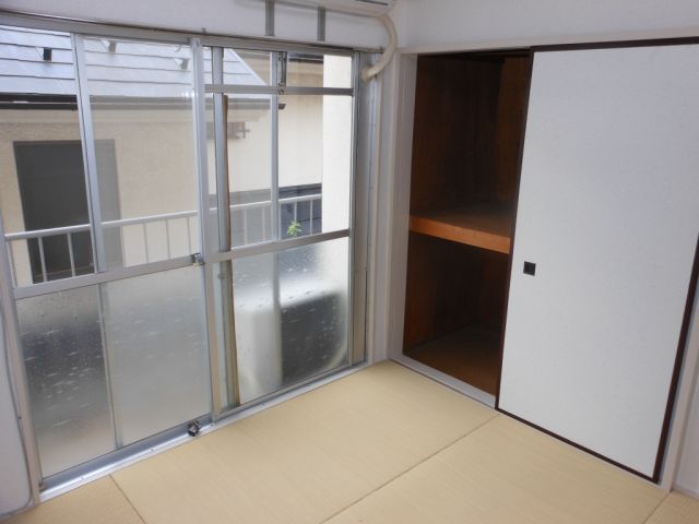 Living and room. Japanese-style room with a closet, Per day is good on the south-facing