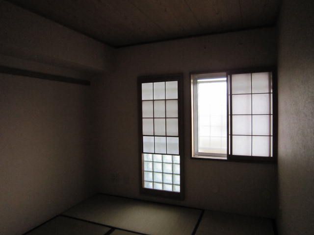 Living and room. Glass block window of the Japanese-style room 2