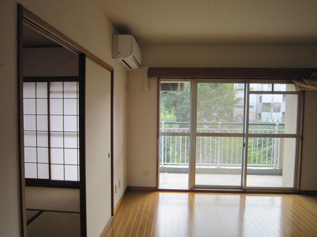 Living and room. Living-dining Possible to connect with the next to the Japanese-style room