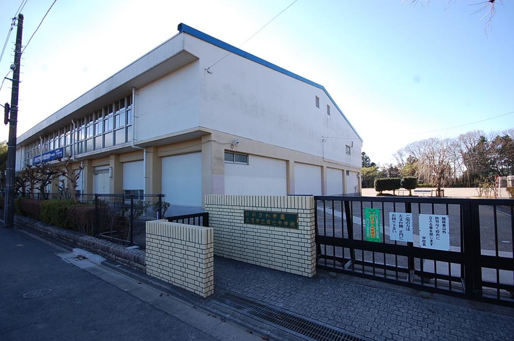 Junior high school. Mitaka City Tatsudai 1900m Up to seven junior high school