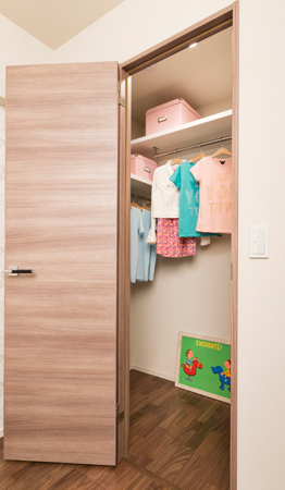 Receipt.  [Walk-in closet] Such as the coat of the long, Walk-in closet off-season clothing can also plenty of storage. Going out before the clothes to choose is also fun space. (Model Room B2 type)