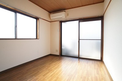 Living and room. It is a good room with ventilation ☆