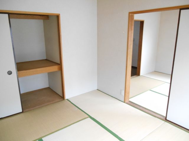 Living and room. It is a Japanese-style room with a closet into a lot