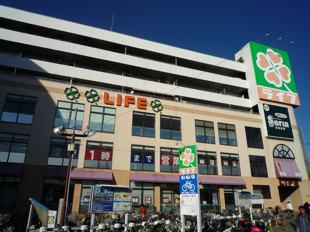 Supermarket. It is 400m any number of times aligned super to life Tsutsujigaoka shop. 100 yen shop also stocked of land prices. 