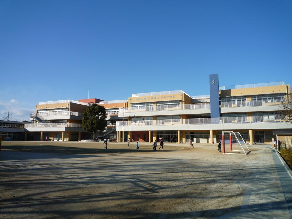 Primary school. Became very beautiful and 932m fully renovated to Mitaka Municipal Dongtai Elementary School. 