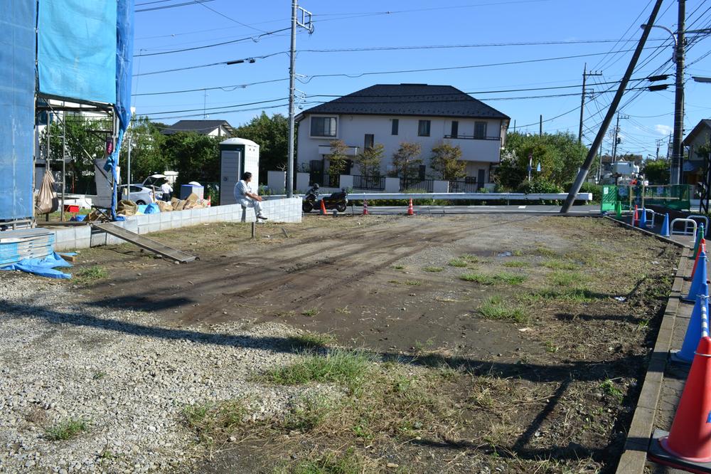 View photos from the local. Wide width of the south road, Because there is a promenade