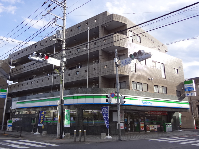 Convenience store. 900m to Family Mart (convenience store)