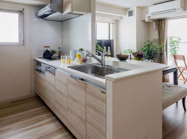 Kitchen.  [kitchen] The kitchen is living ・ There is a dining and a sense of unity, Take a communication easy to open type. It is full of functional beauty kitchen, Richly deepen the joy of creating a cuisine. (Following publication photograph of the model room 70B type)
