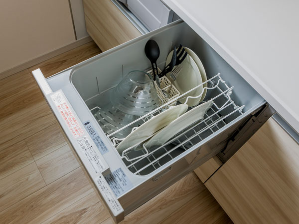 Kitchen.  [Dishwasher] Drying dedicated heater of about 80 ℃, Standard equipped with a dishwasher of hygienically Araiageru compact. In standard use the amount of water one time about 10L, Also increase the water-saving effect.