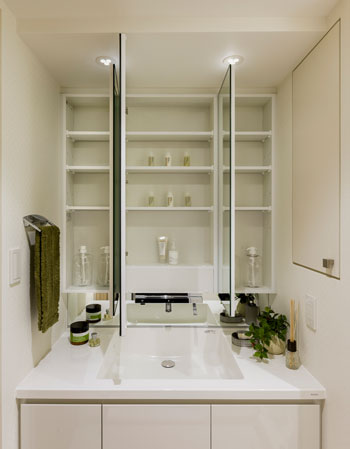Bathing-wash room.  [Housed with three-sided mirror] Vanity is, The adoption convenient three-sided mirror type in, such as shaving makeup and beard. Storage of Kagamiura has become a convenient cabinet shelves to store small items.