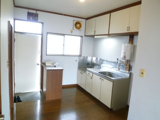 Kitchen. Bright and there is a window kitchen! Also good ventilation ☆