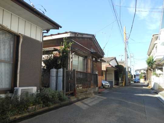 Local land photo. The surroundings are quiet residential area. 