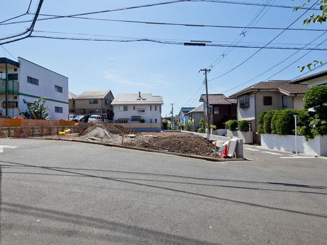 Local appearance photo. Field landscape 及接 road situation