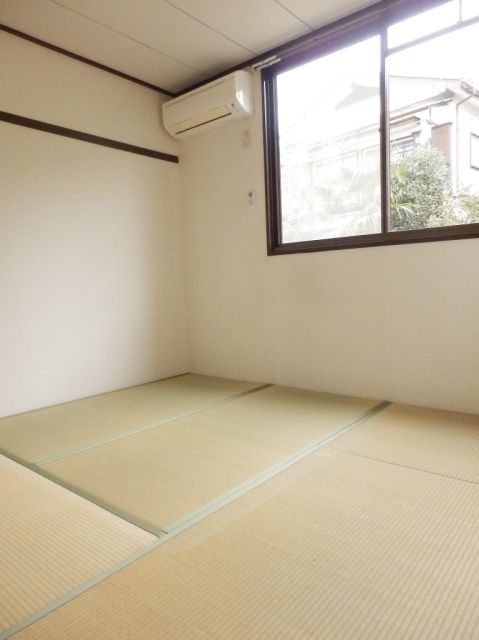 Living and room. 4 tatami mats and a half of the room