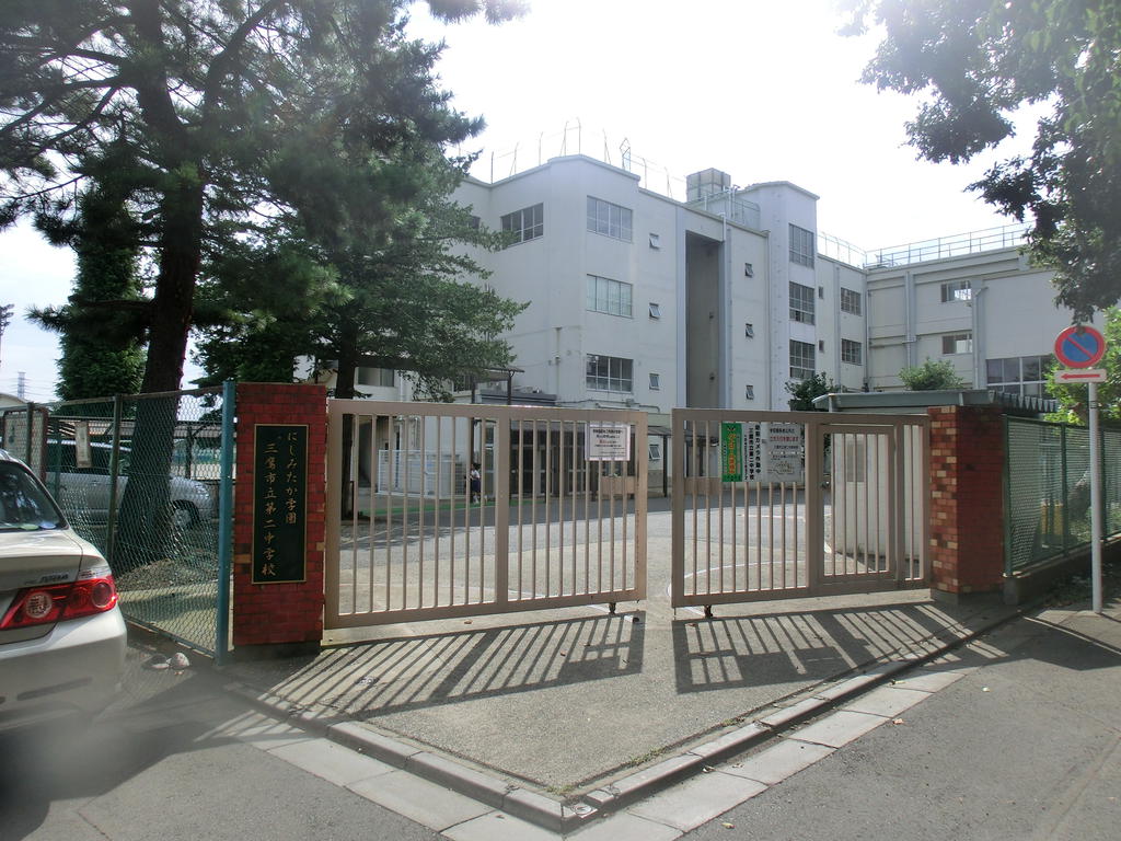 Junior high school. 800m until the Mitaka Municipal second junior high school (junior high school)