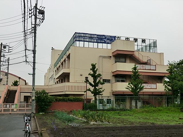 Junior high school. 600m until the Mitaka Municipal sixth junior high school
