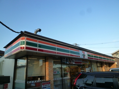 Convenience store. 600m to Seven-Eleven (convenience store)