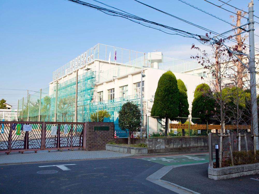 Junior high school. 1000m until the Mitaka Municipal fourth junior high school
