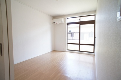 Living and room. It is a good room with ventilation ☆