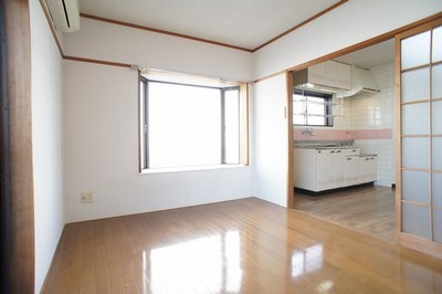 Living and room. It is a good room with ventilation ☆