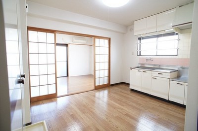 Kitchen. Spacious kitchen ☆