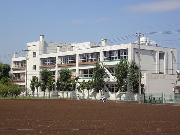 Junior high school. 962m until the fifth junior high school